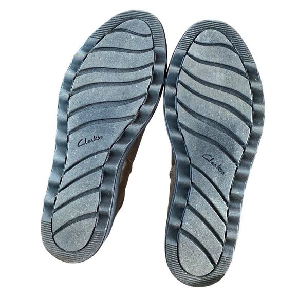 Clarks Sharon Leather Ankle Boots Sz 6.5
Metallic Pewter Side Zip Comfort Shoes - Picture 9 of 12